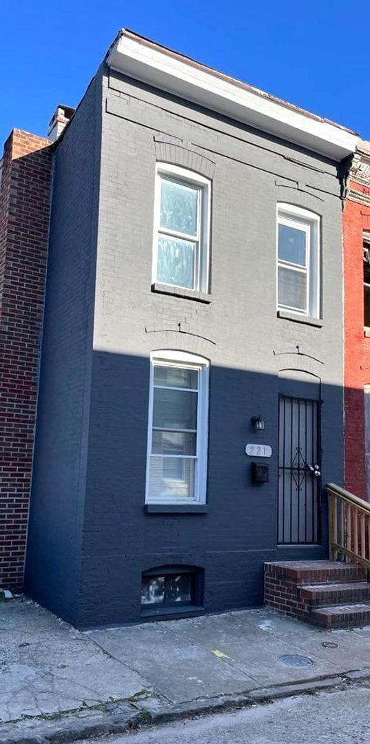 Building Photo - Recently Renovated 2 Bed 1 Bath Ready To M... Rental