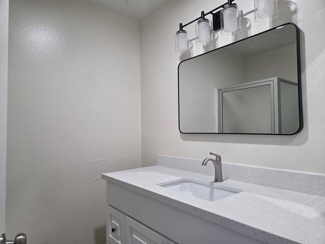 Baño principal con ducha independiente - 5530 Ackerfield Ave Unidad 5530 Ackerfield