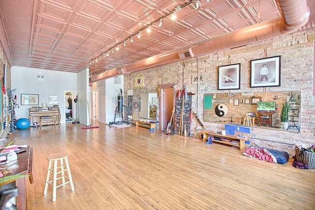 Photo - HUGE 1 Bedroom Apartment in Wicker Park Unit Retail