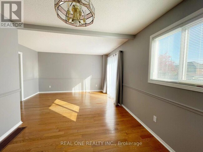 Photo - 6972 Cordingley Crescent