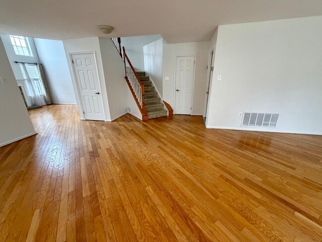 Photo - 113 Broadleaf Pl
