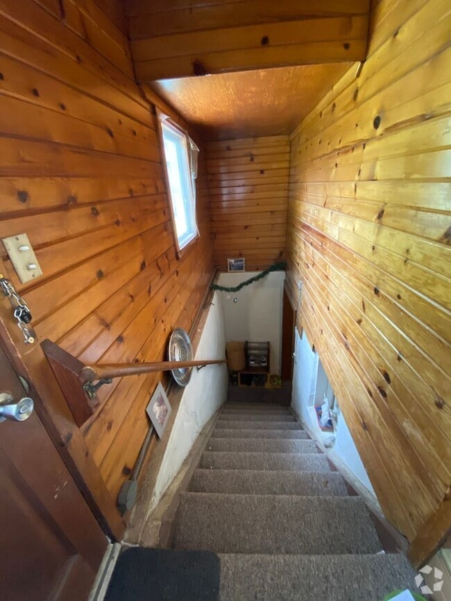 Building Photo - Spacious 1 bed, 1 bath basement close to I... Rental