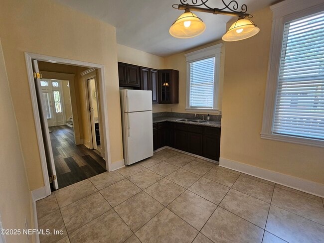 Photo - 307 E 9th St