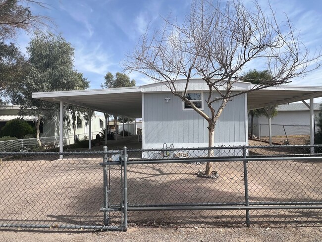 Freshly Remodeled 3 Bedroom, 2 bath. - Freshly Remodeled 3 Bedroom, 2 bath. House