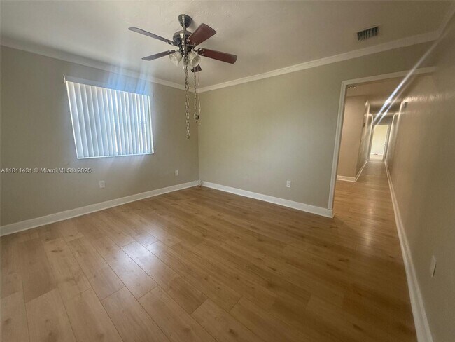 Photo - 165 E 7th St Unidad 3