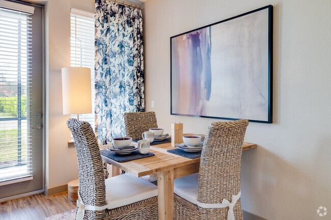 2HAB_2BA_1,350SF - Área de comedor - Versol