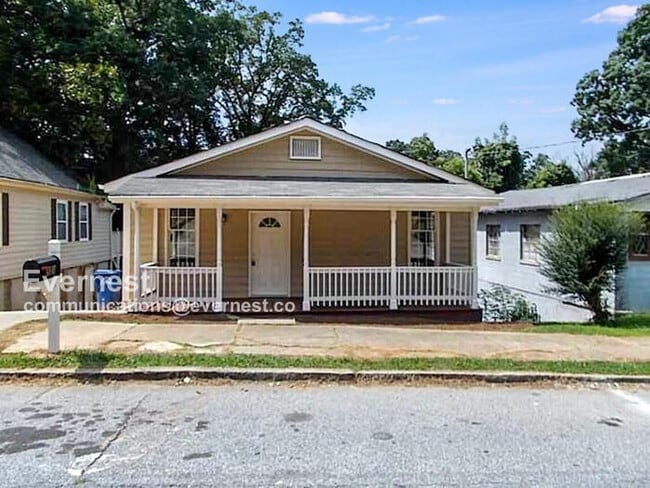 Photo - 951 Violet St SE House