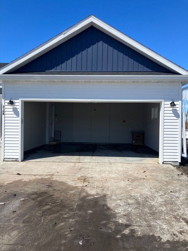 Building Photo - 4 Bed  3 Bath Twin Home