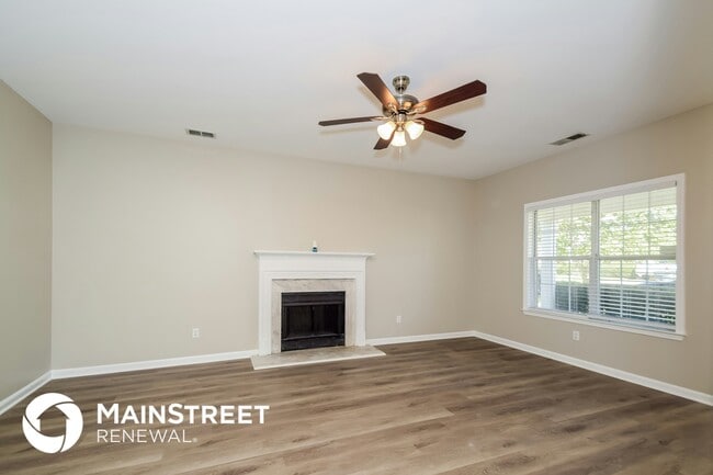 Photo - 105 King Valley St