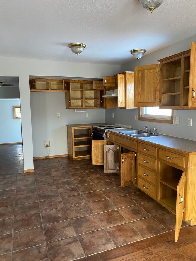 Photo - 601 N Fulbright Ave