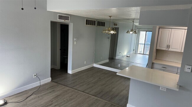 Photo - 9550 Deering Dr Unidad 208