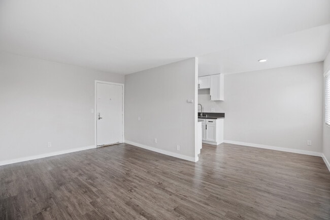 Photo - 844 W 164th St