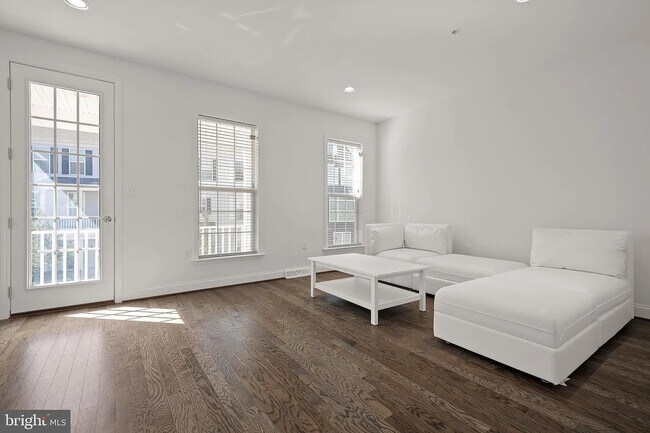 Photo - 608 Mayer Pl