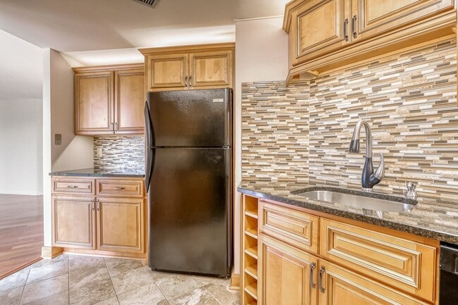Kitchen - 1633 N Prospect Ave Unit Modern Chic Condo on Lake