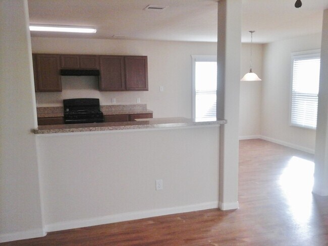 Photo - 6205 Heffernan St