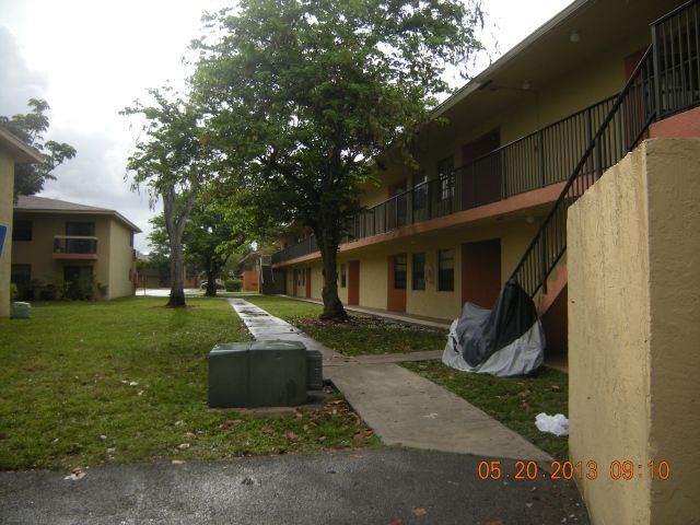 Photo - 2-1 end unit Apartment in Tamarac-central a/c