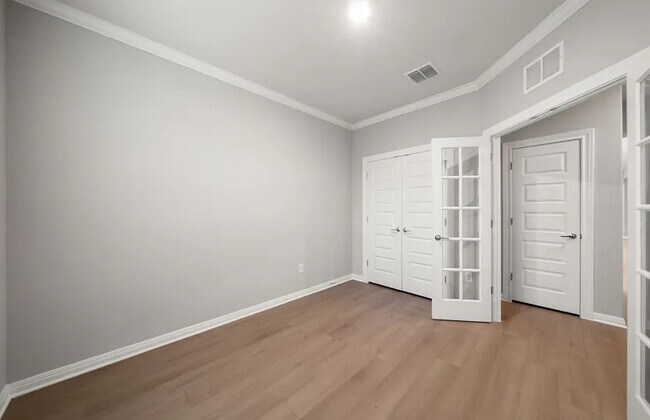 Photo - Room in House on Tree Nut Lp