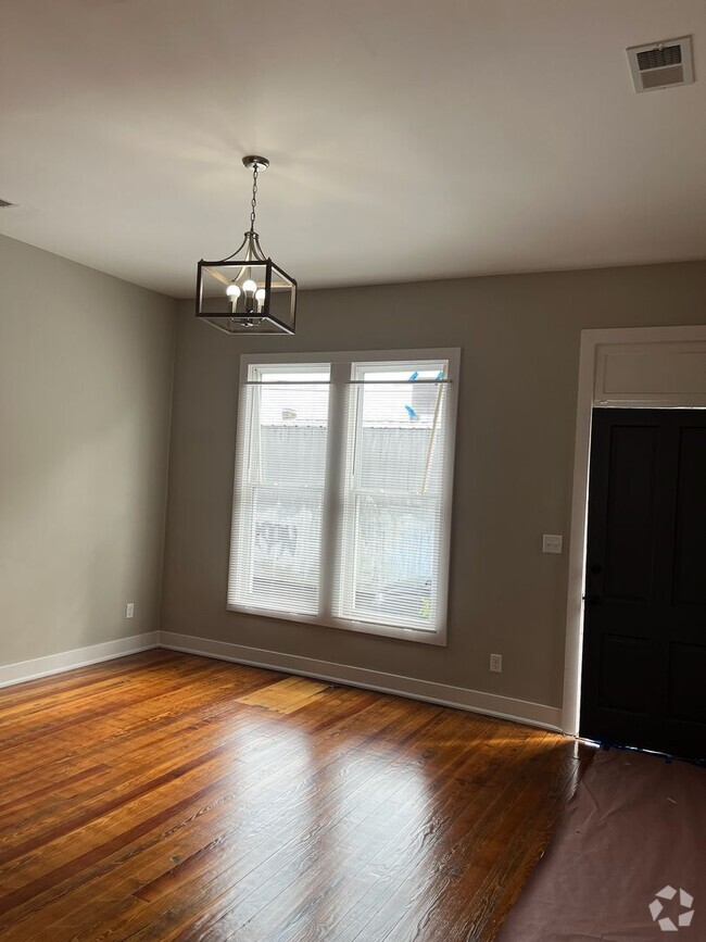 Building Photo - Beautifully Renovated 2-bedroom Home in Sh...