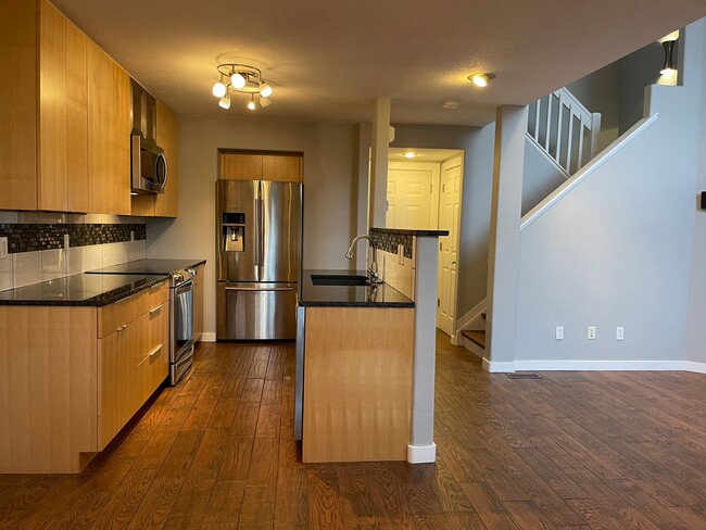 Building Photo - Updated Townhome Louisville- Perfect commuting location Unit Louisville Townhome