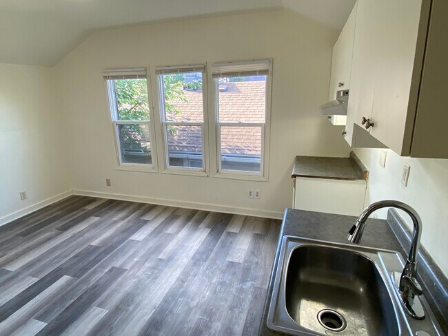 Photo - 1555 S 33rd St