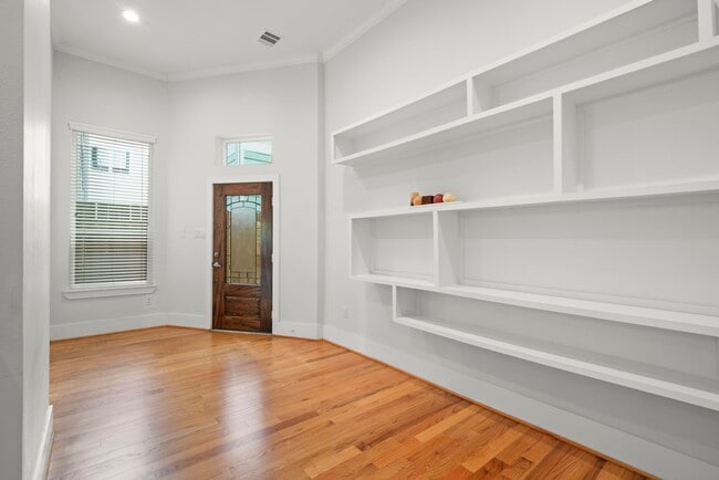 206 Burr St