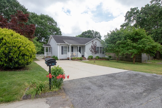 Building Photo - 223 Vintage Ave