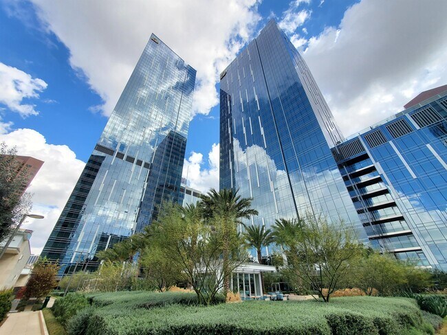 Photo - 877 Francisco St