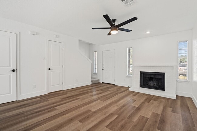 Photo - River Crossing Townhome - 2Bd-2.5BA - Redone to the Nines -  W/D - Resort Pool