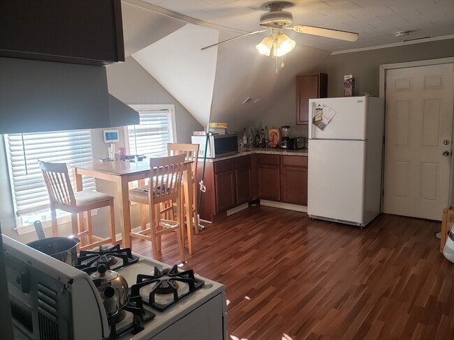 Building Photo - 7 Lanes Ave Unit 2