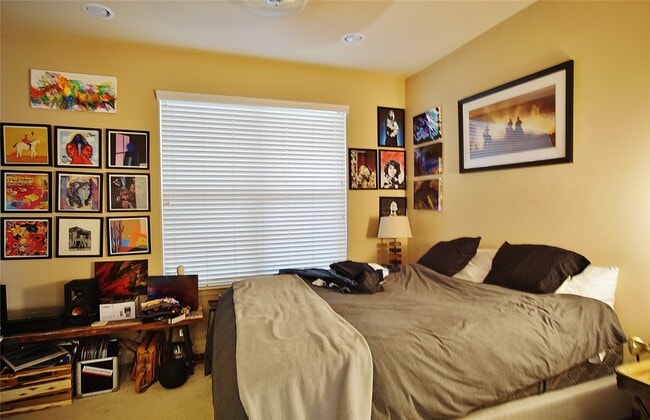 Photo - 818 Lester St