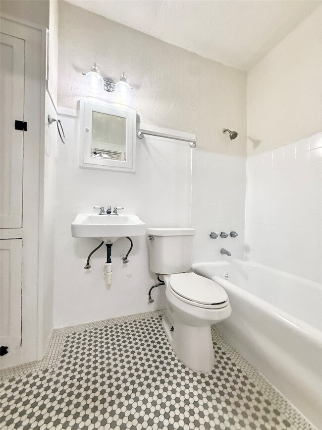 Photo - 1126 Berthea St Unit 7