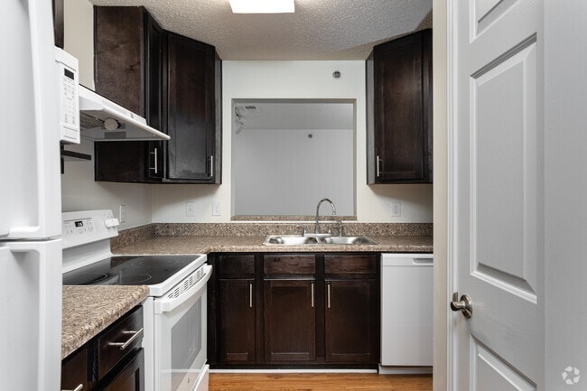 2BR, 2BA - 979SF