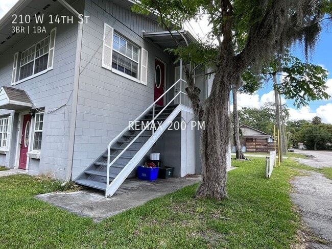 Photo - 210 W 14th St House