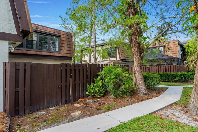 Photo - 111 Weybridge Cir