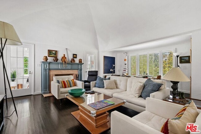 Photo - 202 N Gower St