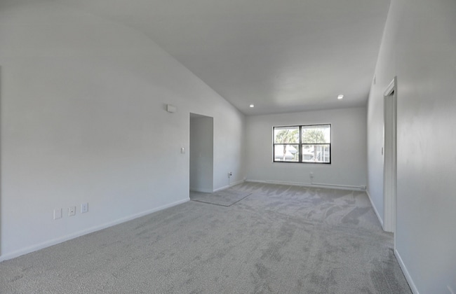 Building Photo - 1401 NE 14th Ct Rental
