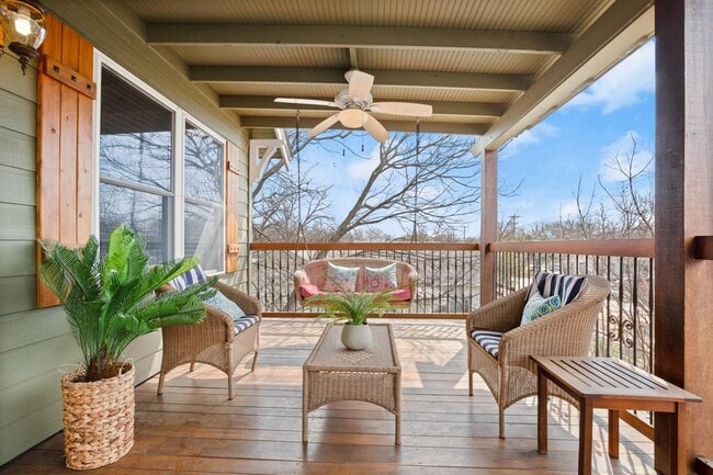 Photo - 912 E 51st St