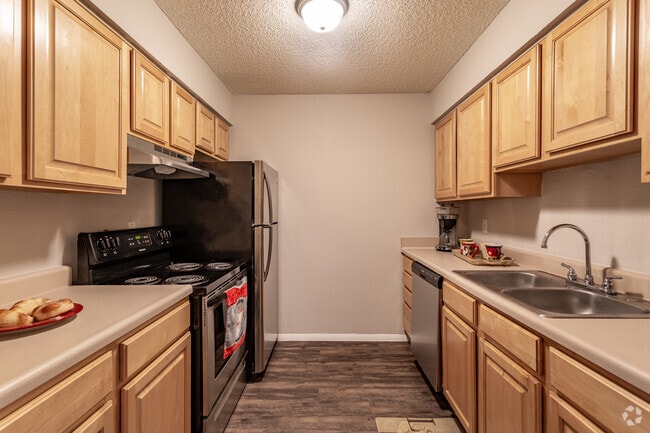 2BR, 1BA - 945 SF - Eastgate Apartments