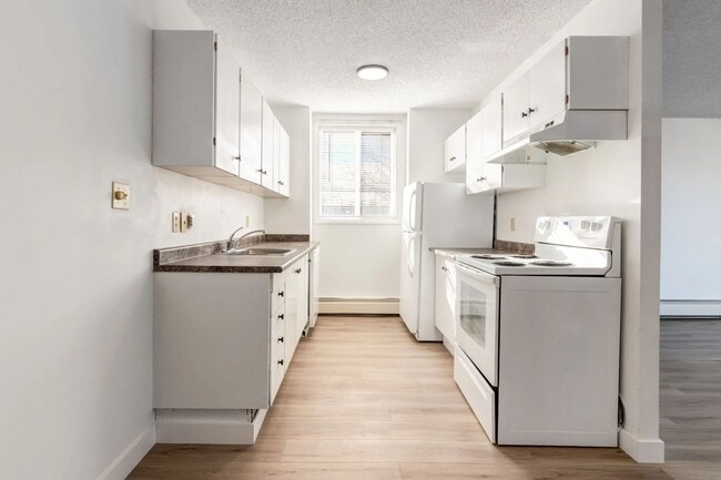 Building Photo - Elkwater Apartments