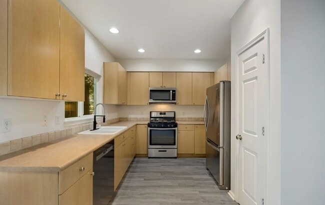 Photo - 4740 Lake Place S Unidad A