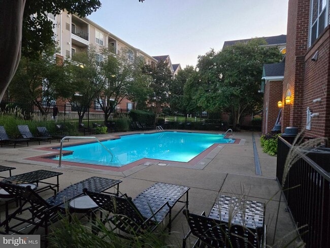 Building Photo - 4850 Eisenhower Ave Unit 413 Rental