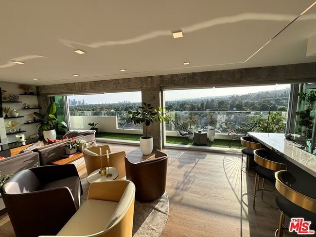 Building Photo - 838 N Doheny Dr