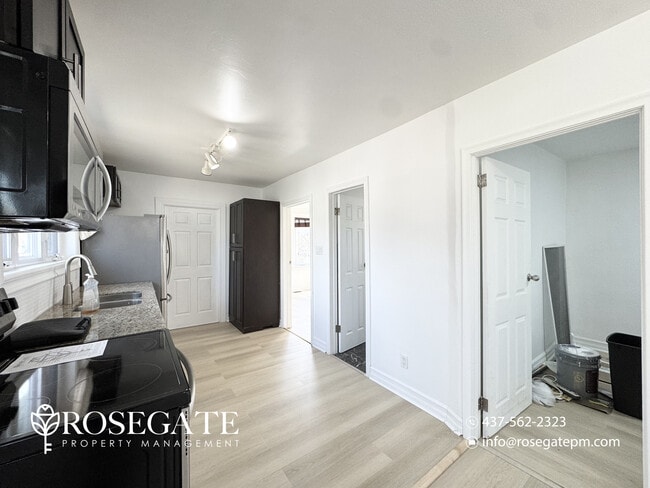 Photo - All-Inclusive 2-Bedroom Main Level Apartment with Porch & Backyard – Pet Friendly – Etobicoke Unité 1
