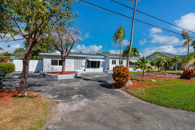 Photo - 461 NE 44th St