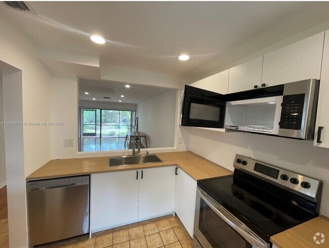 Building Photo - 1740 NW 4th Ave Rental