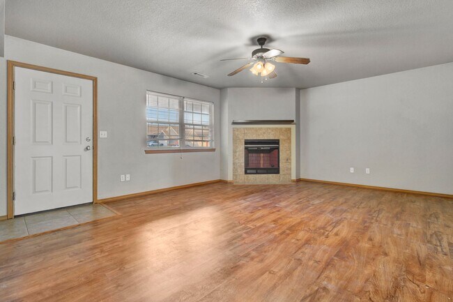 Photo - 4 Bedroom 2.5 Bath Townhome near Centennial Park! Fenced Yard!