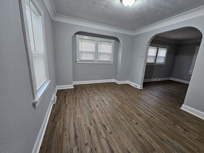 Photo - 614 W Gramercy Ave