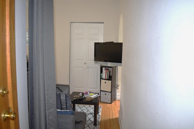 Building Photo - 837 W Cornelia Ave Unit 2S