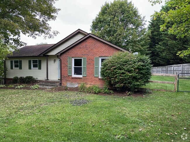 Building Photo - Updated 3 Bedroom 2.5 Bath Home on Hardwoo...