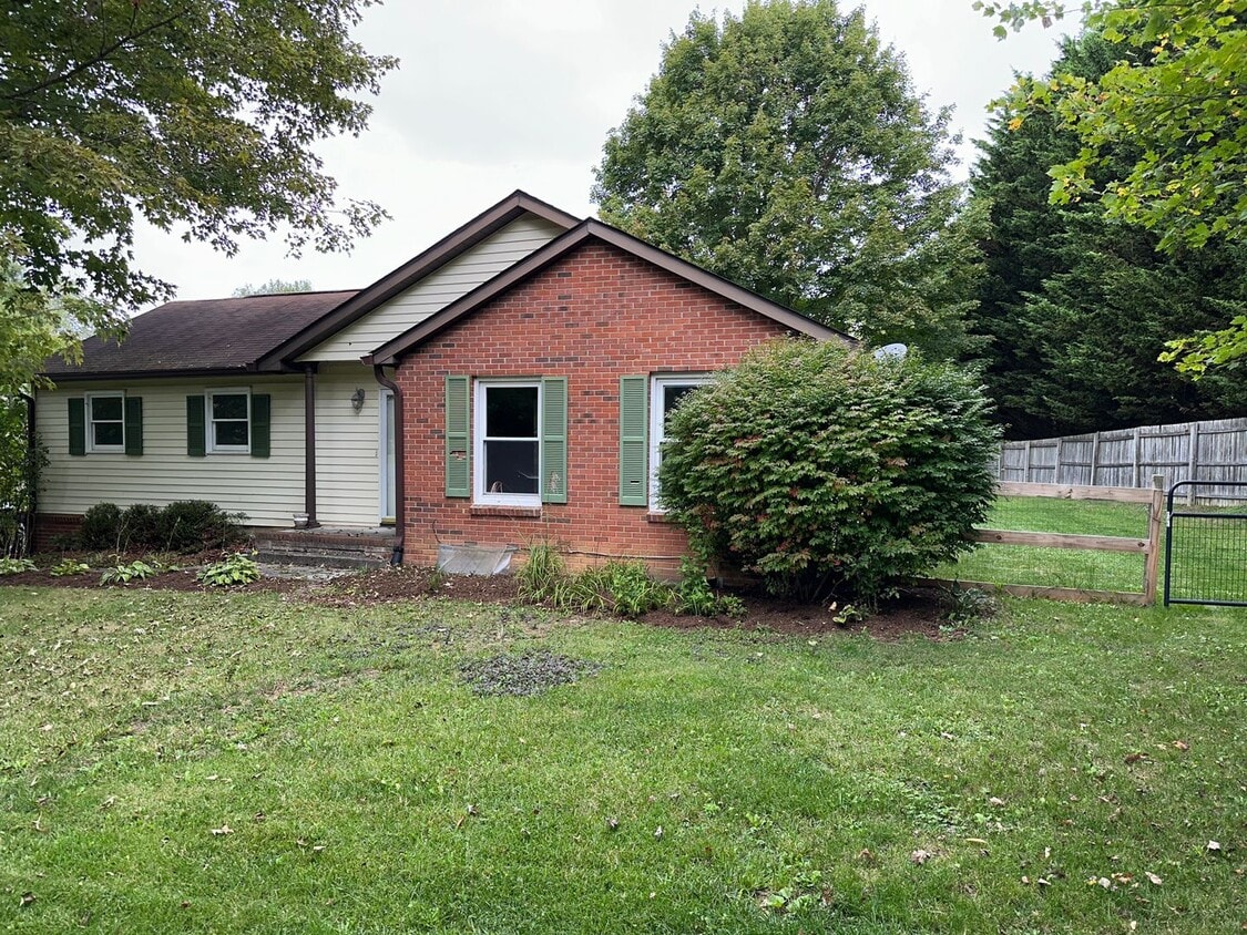 Updated 3 Bedroom 2.5 Bath Home on Hardwoo... - Updated 3 Bedroom 2.5 Bath Home on Hardwoo...